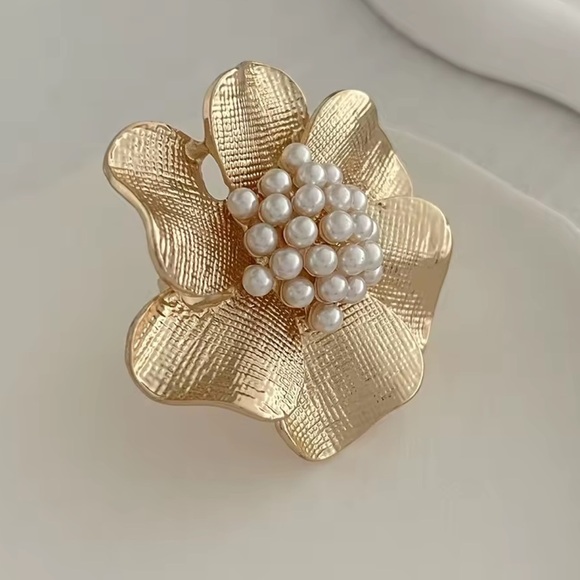 Anthropologie Flower Gold Pearl Adjustable Ring - Picture 4 of 5